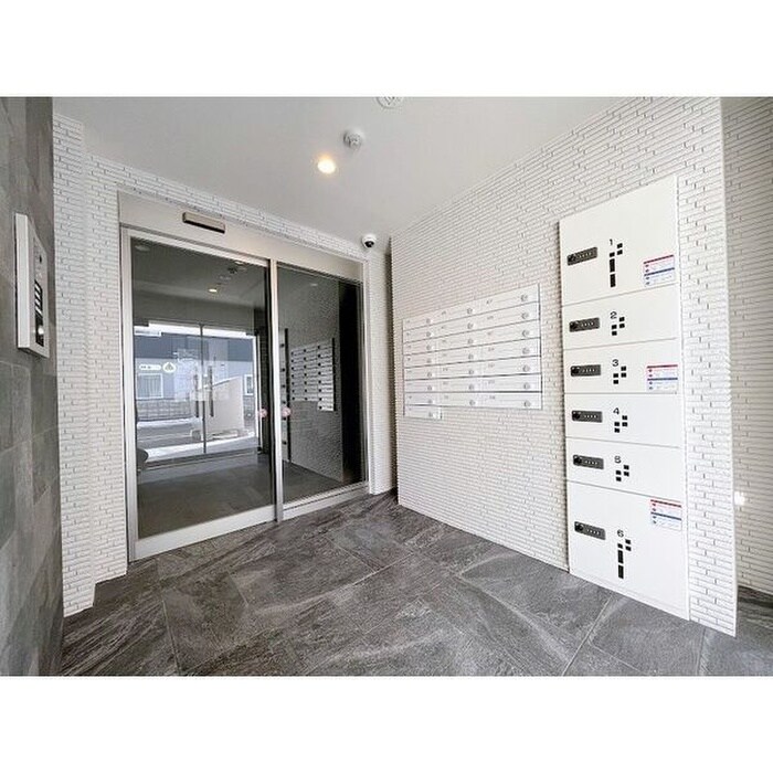 物件外観写真3　(エントランス部分)