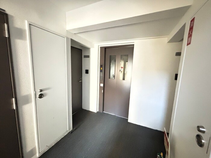 物件外観写真4　(エントランス部分)