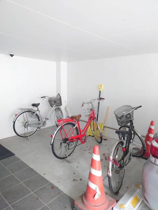 物件外観写真3　(駐輪場)
