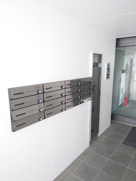 物件外観写真4　(エントランス部分)