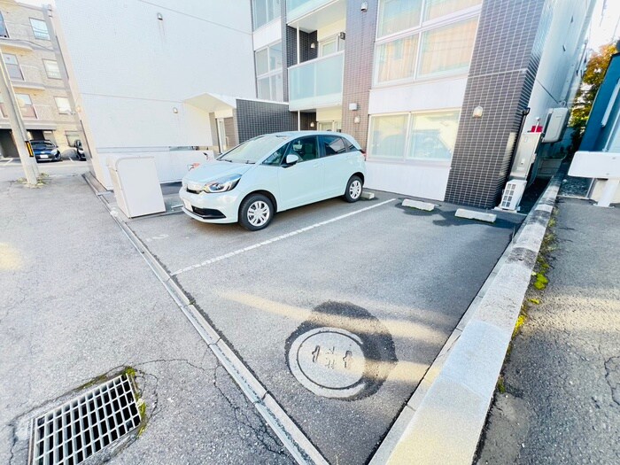 物件外観写真3　(駐車場)