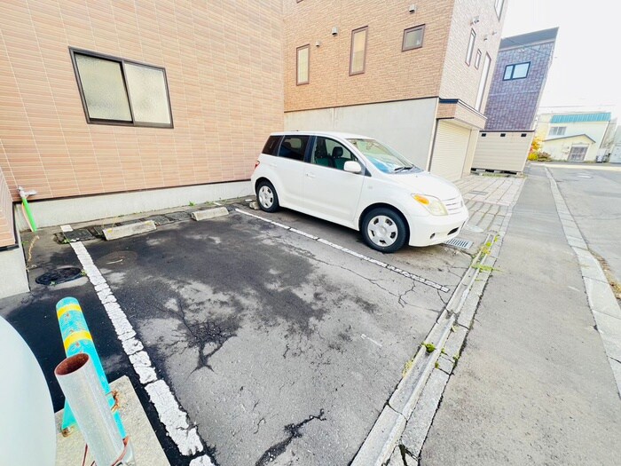 物件外観写真3　(駐車場)