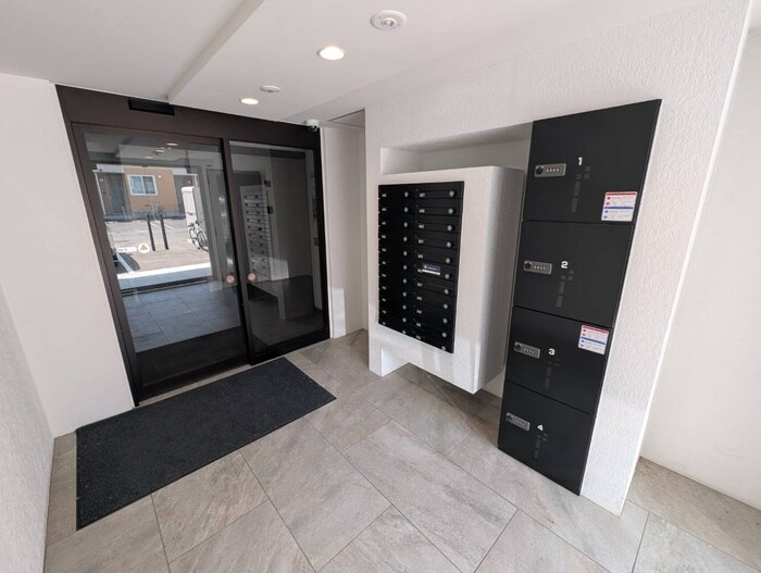 物件外観写真6　(エントランス部分)