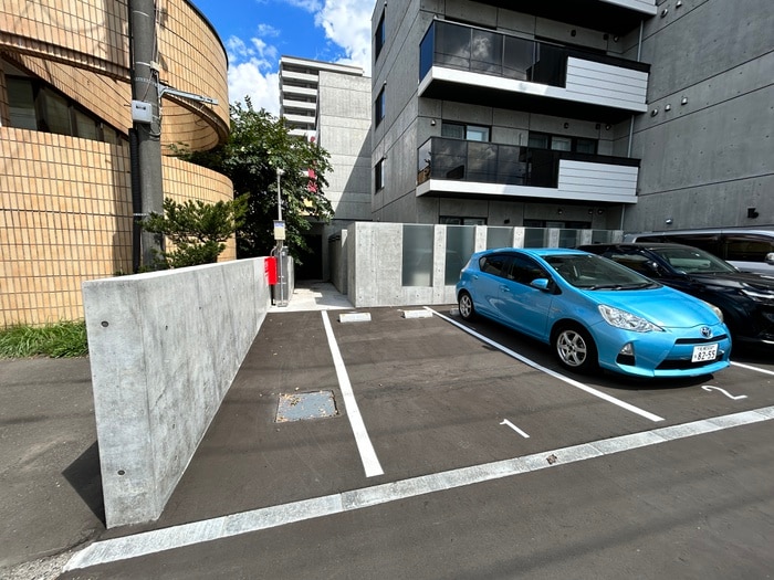 物件外観写真4　(駐車場)