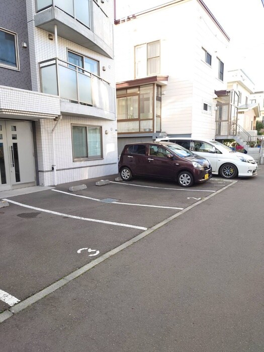 物件外観写真4　(駐車場)