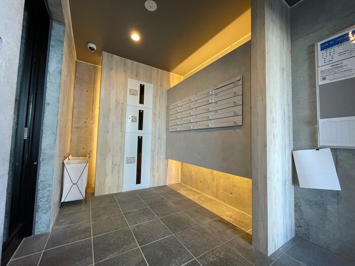 物件外観写真4　(エントランス部分)