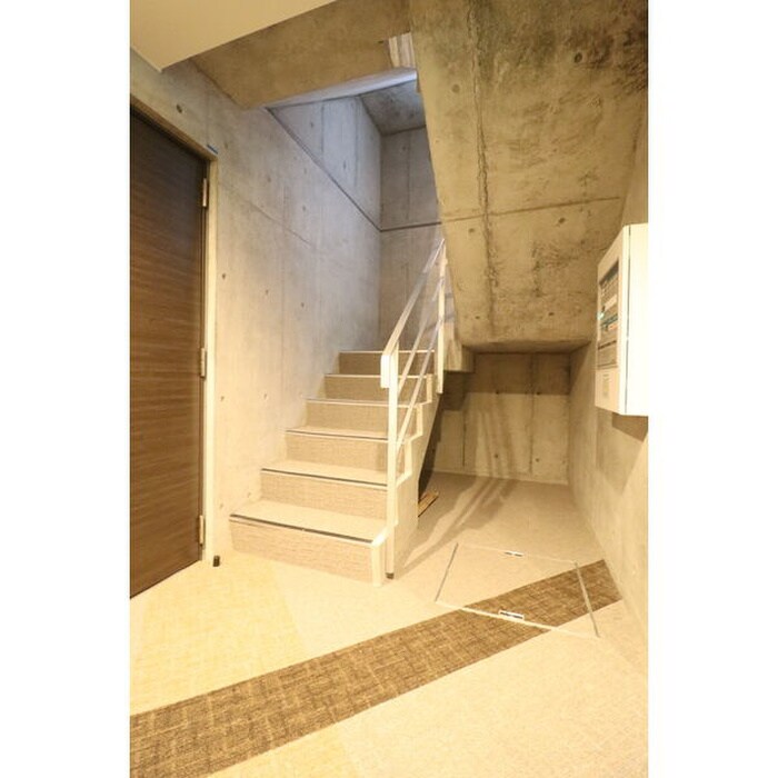 物件外観写真5　(エントランス部分)