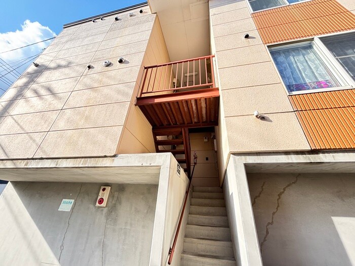 物件外観写真4　(エントランス部分)