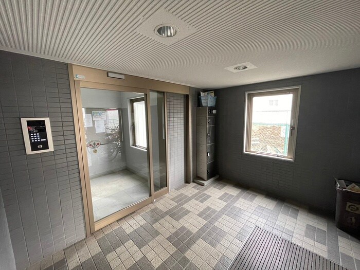 物件外観写真6　(エントランス部分)