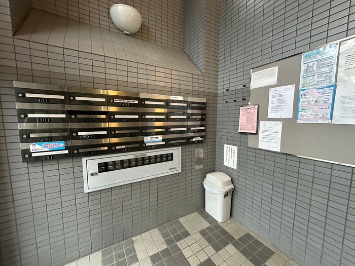 物件外観写真6　(エントランス部分)