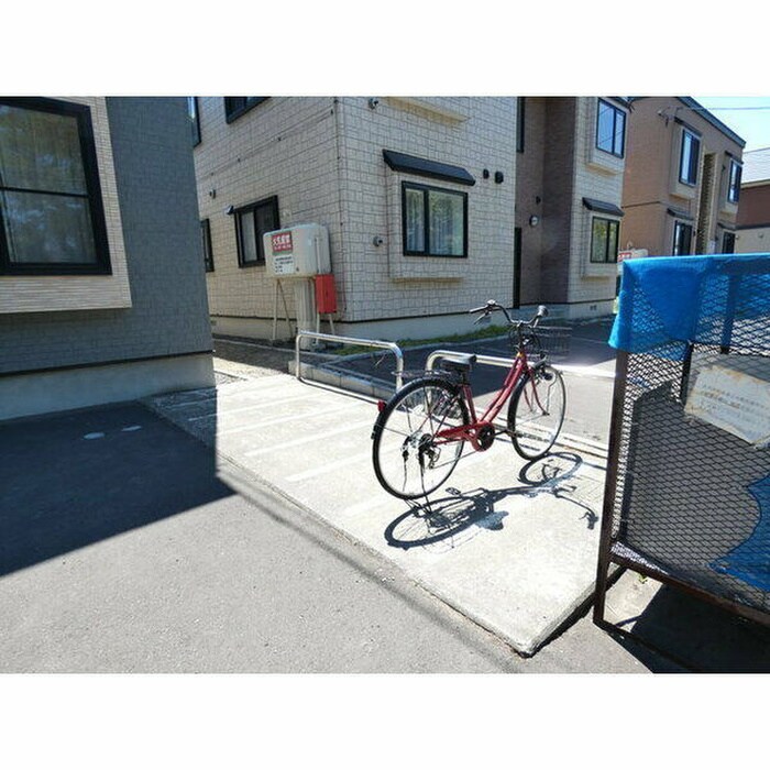 物件外観写真2　(駐輪場)