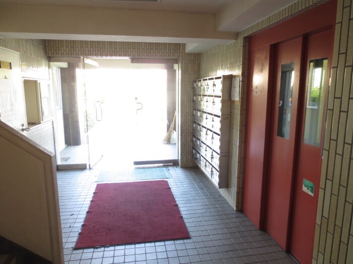 物件外観写真4　(エントランス部分)