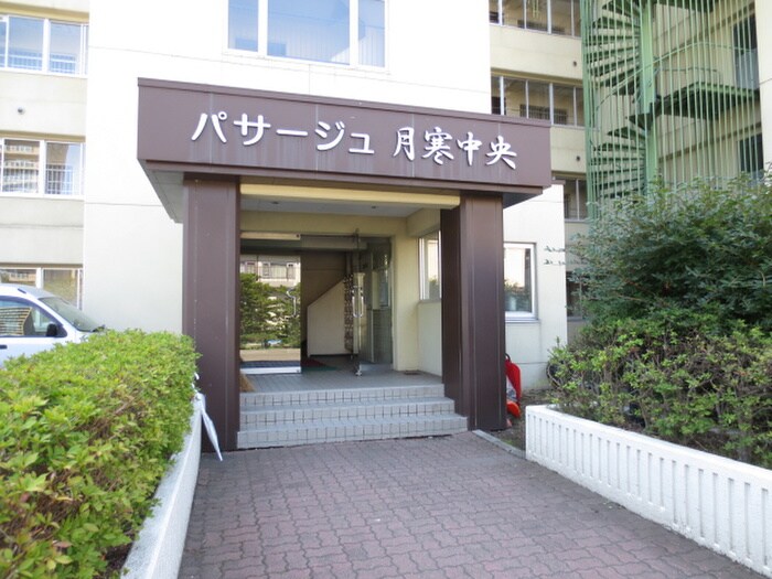 物件外観写真6　(エントランス部分)