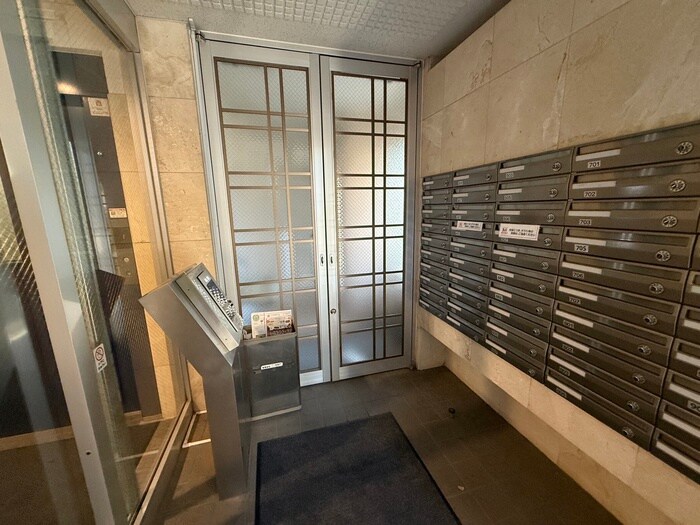 物件外観写真4　(エントランス部分)