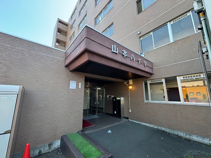 物件外観写真3　(エントランス部分)