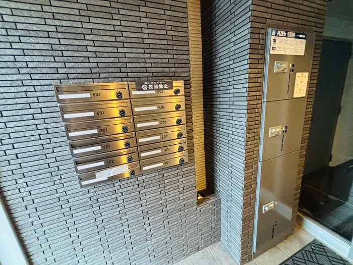 物件外観写真3　(エントランス部分)