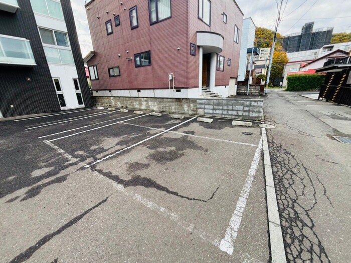 物件外観写真6　(駐車場)
