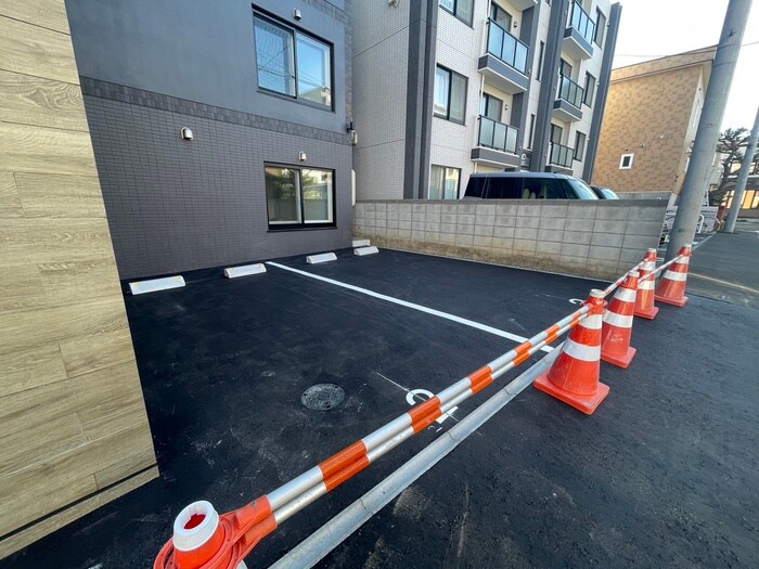 物件外観写真4　(駐車場)