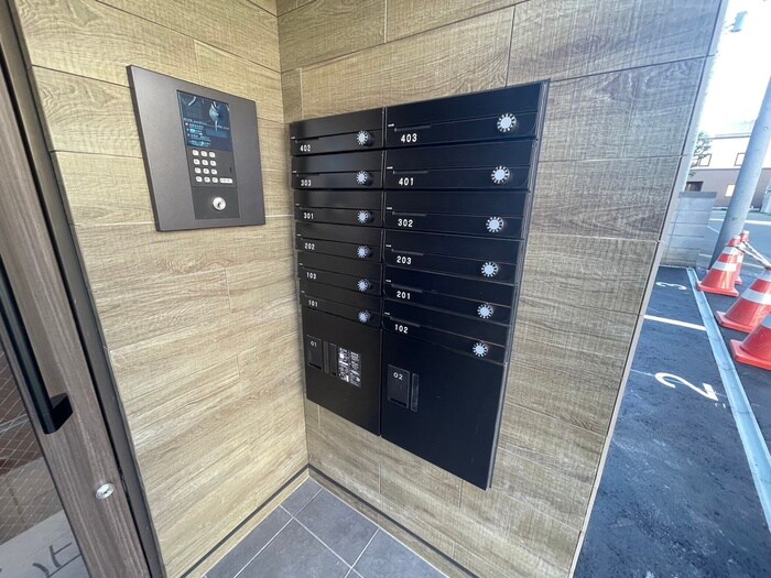 物件外観写真5　(エントランス部分)