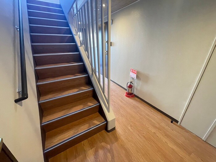 物件外観写真6　(エントランス部分)