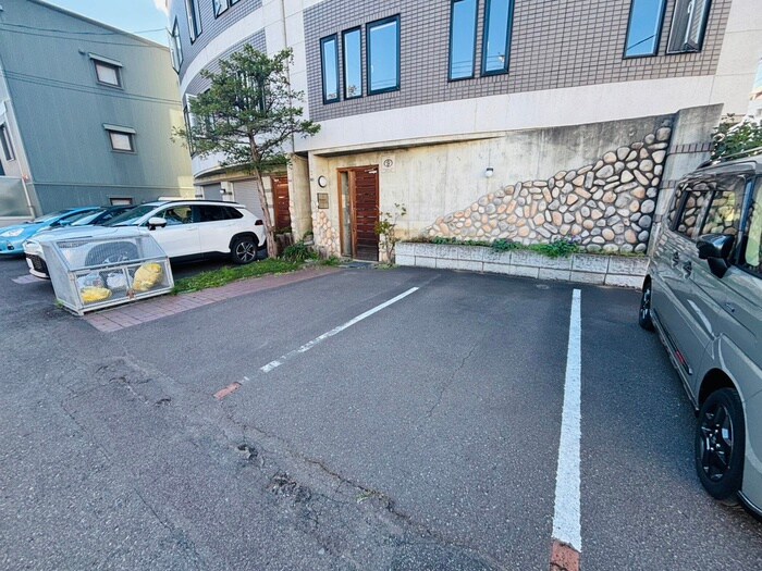 物件外観写真3　(駐車場)