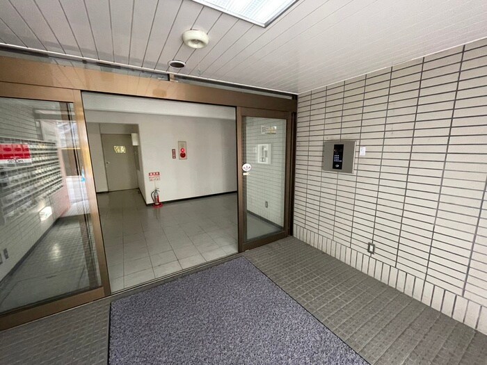 物件外観写真6　(エントランス部分)