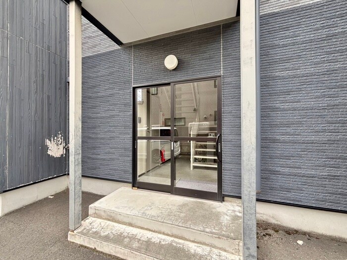 物件外観写真2　(エントランス部分)