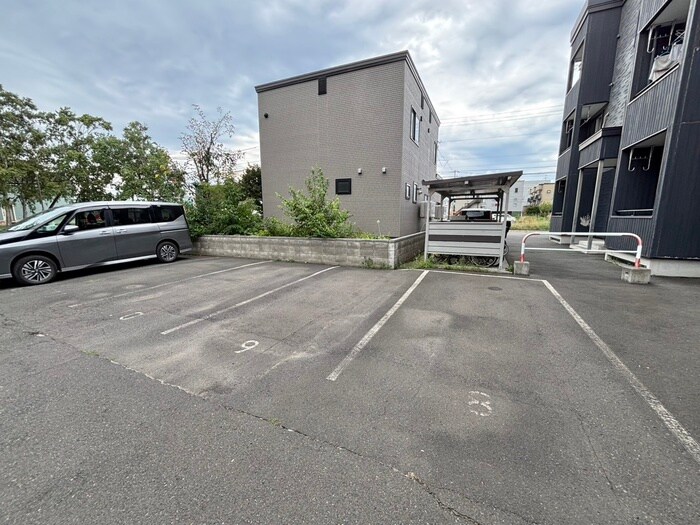 物件外観写真3　(駐車場)