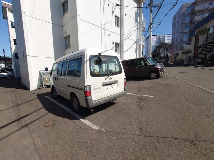 物件外観写真4　(駐車場)