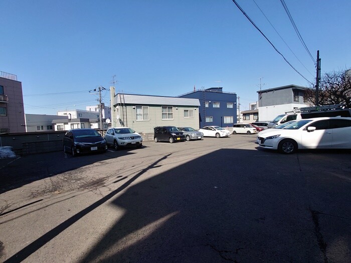 物件外観写真6　(駐車場)