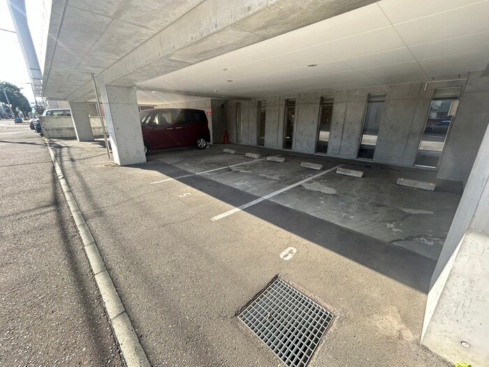 物件外観写真5　(駐車場)