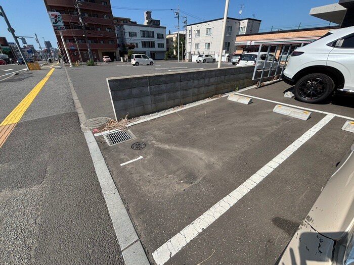 物件外観写真4　(駐車場)