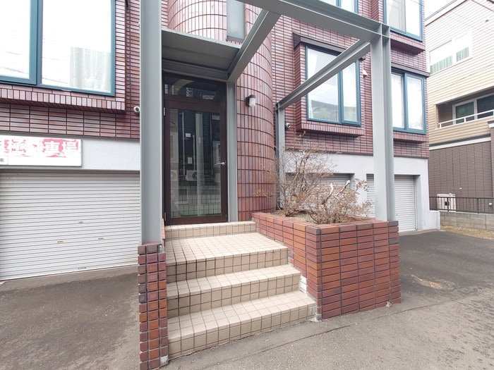 物件外観写真4　(エントランス部分)