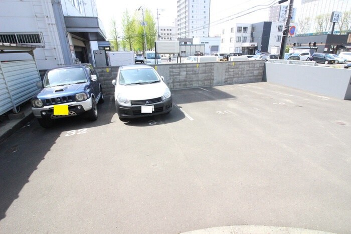 物件外観写真4　(駐車場)