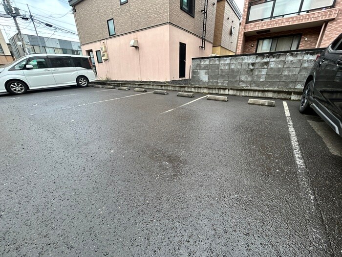 物件外観写真4　(駐車場)