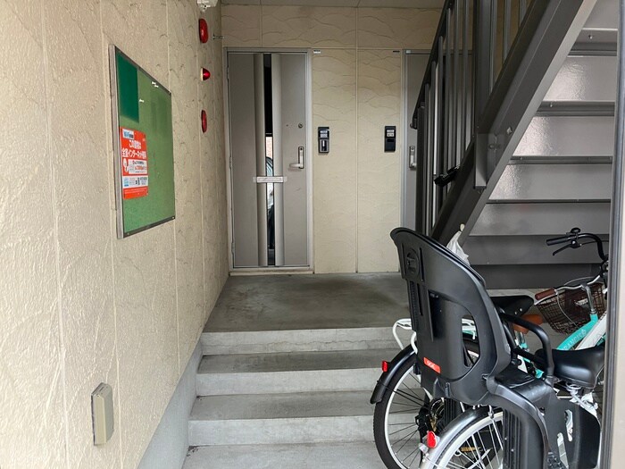 物件外観写真5　(エントランス部分)