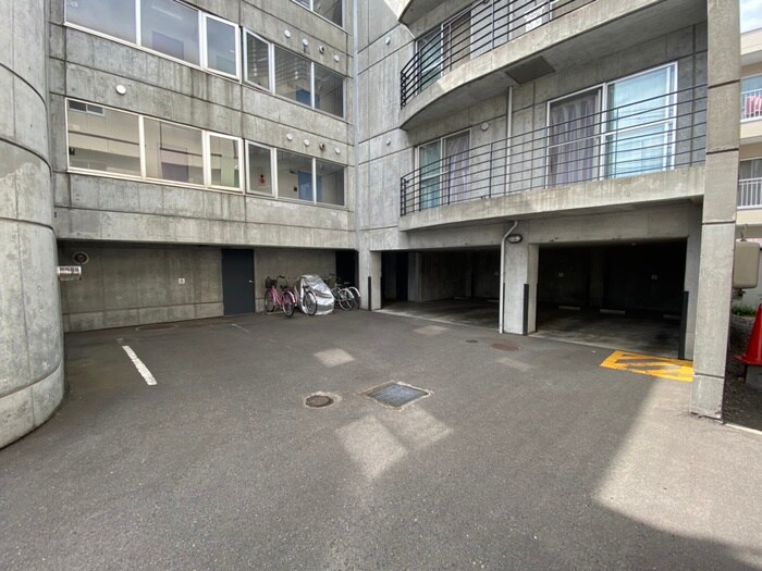 物件外観写真4　(駐車場)