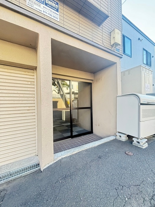 物件外観写真3　(エントランス部分)