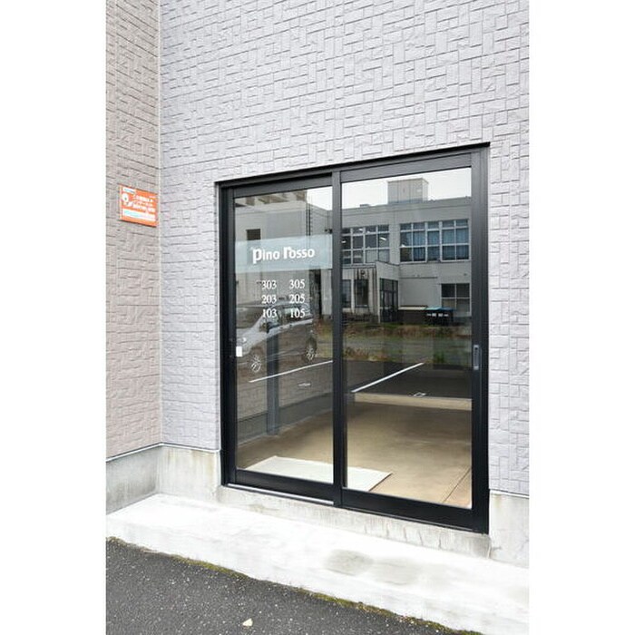 物件外観写真4　(エントランス部分)