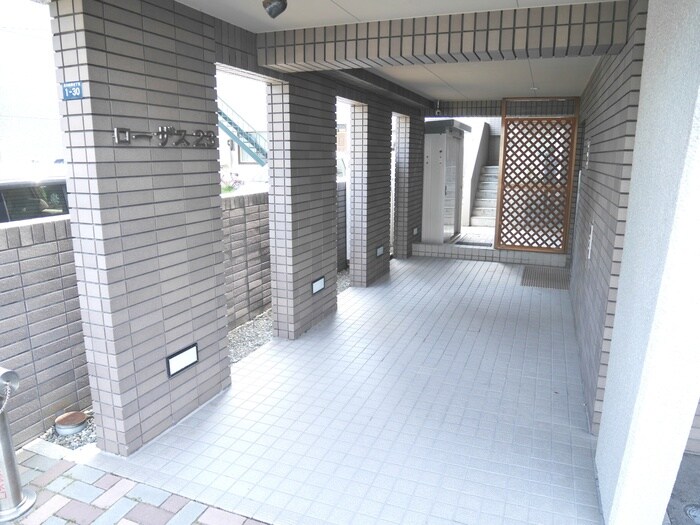 物件外観写真3　(エントランス部分)