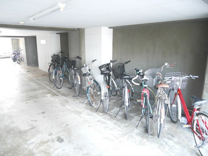 物件外観写真4　(駐輪場)