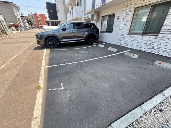 物件外観写真4　(駐車場)