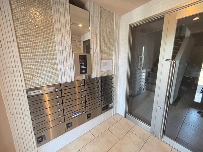 物件外観写真5　(エントランス部分)