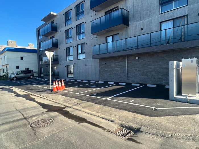 物件外観写真3　(駐車場)