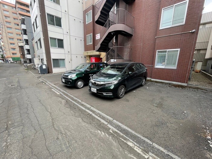 物件外観写真4　(駐車場)