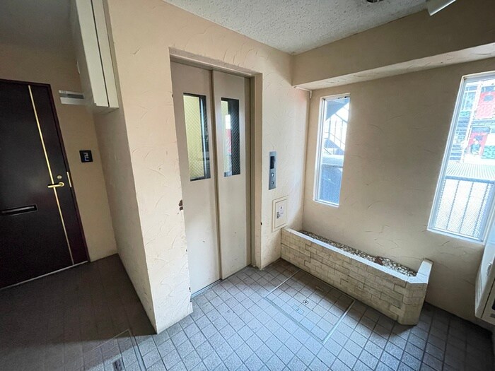 物件外観写真6　(エントランス部分)