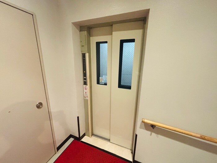 物件外観写真4　(エントランス部分)