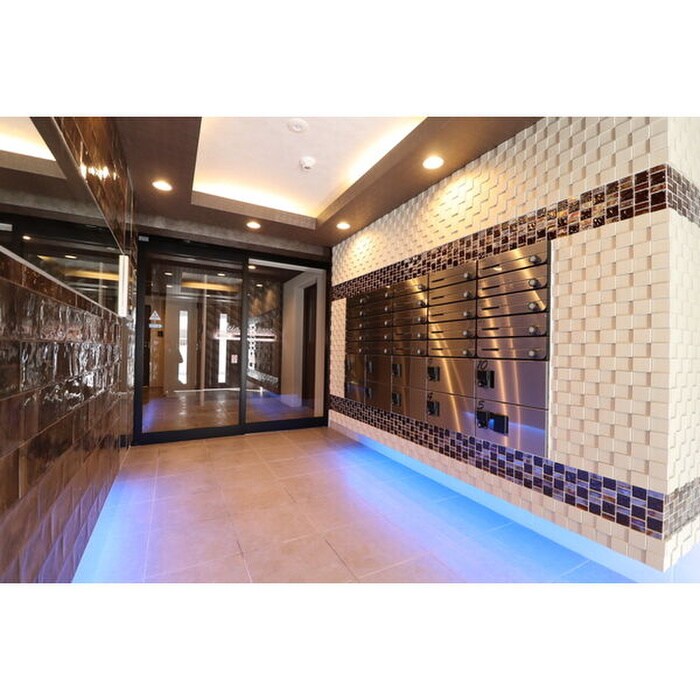 物件外観写真2　(エントランス部分)