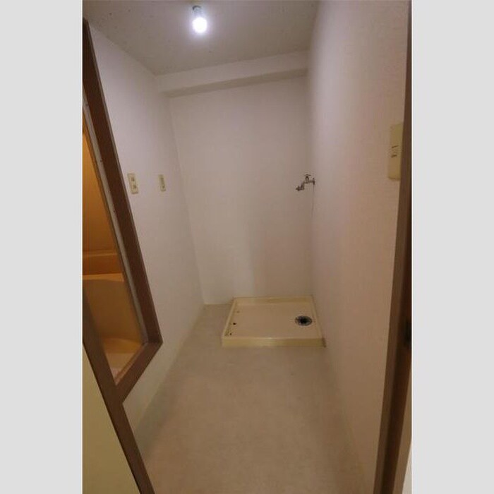 物件内観写真5　(洗濯機置場)