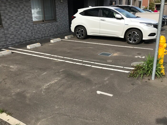 物件外観写真4　(駐車場)